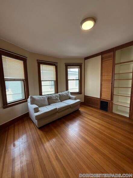 Building Photo - 18 Romsey St