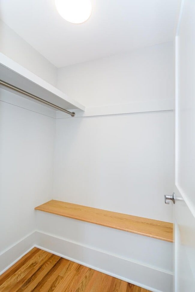 Building Photo - Downtown Top-Floor Loft