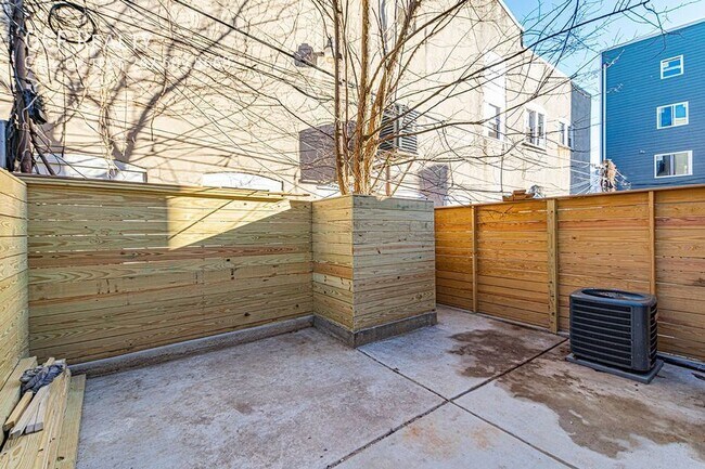 Building Photo - 715 S 51st St