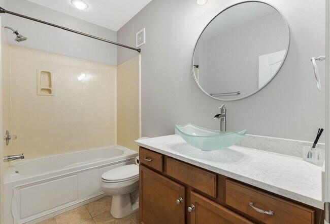 Building Photo - Beautiful Ground Floor Condo 2 bed 2 bath