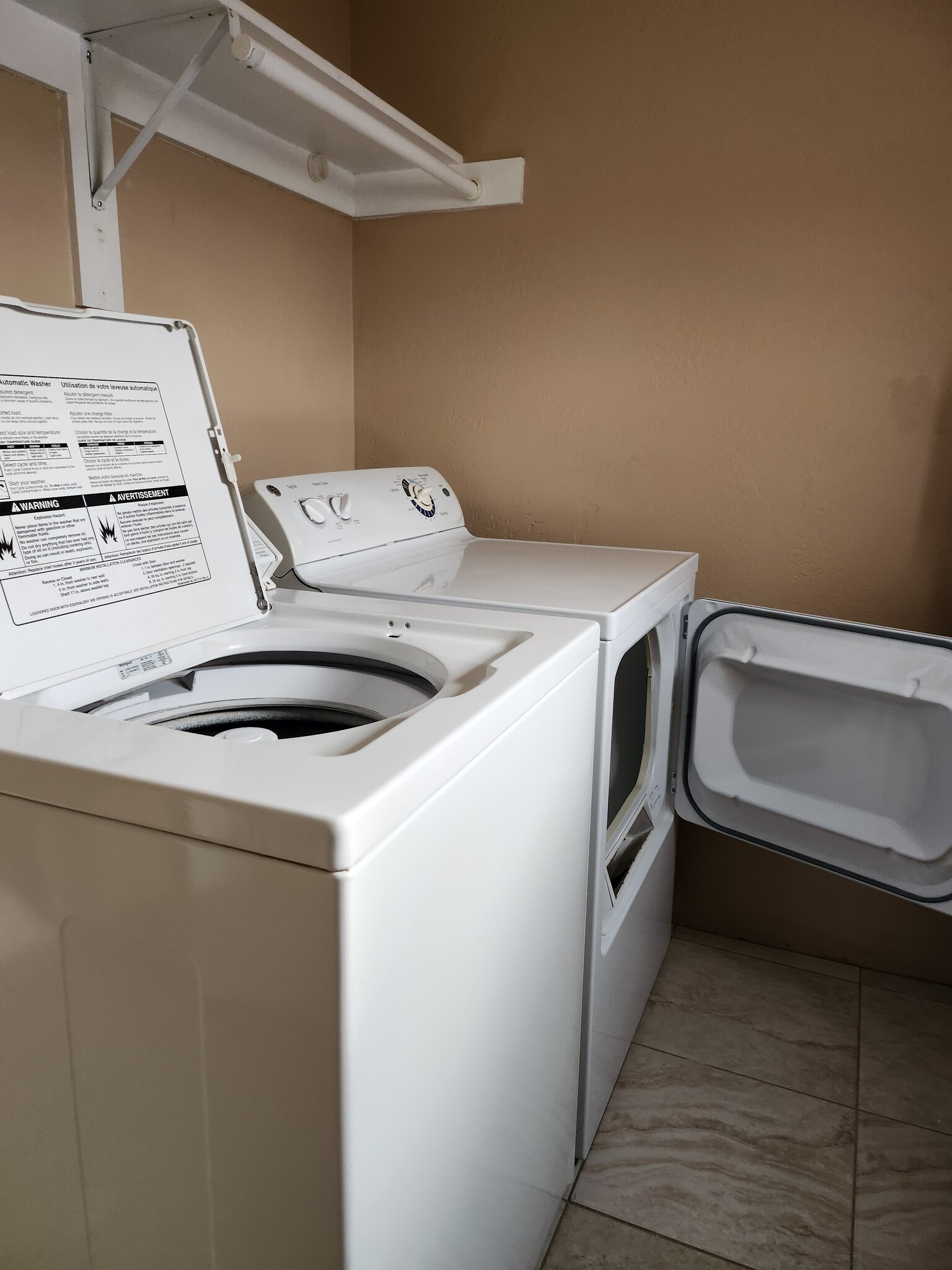 Building Photo - 437 N River Ln