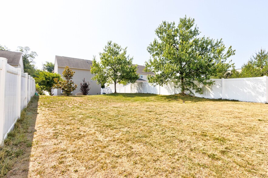 Building Photo - 7044 Lennox Ave