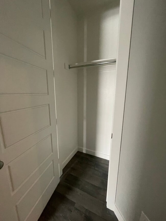 Building Photo - GORGOUS