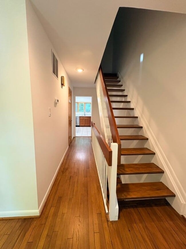 Building Photo - 2071 Golf Course Dr