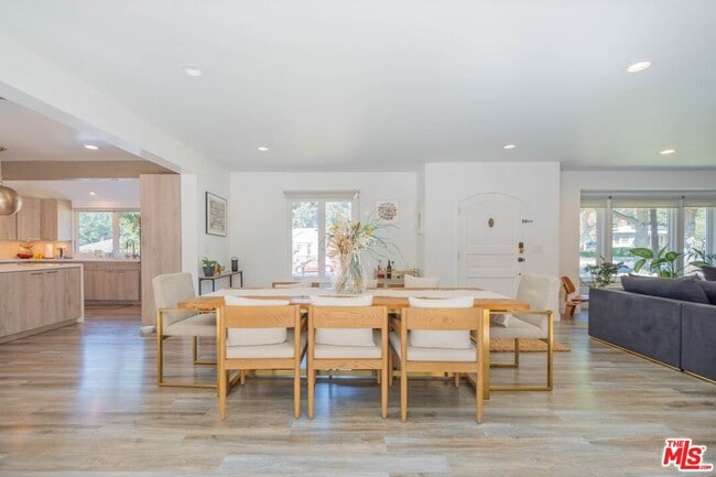 Building Photo - 2760 E Glenoaks Blvd