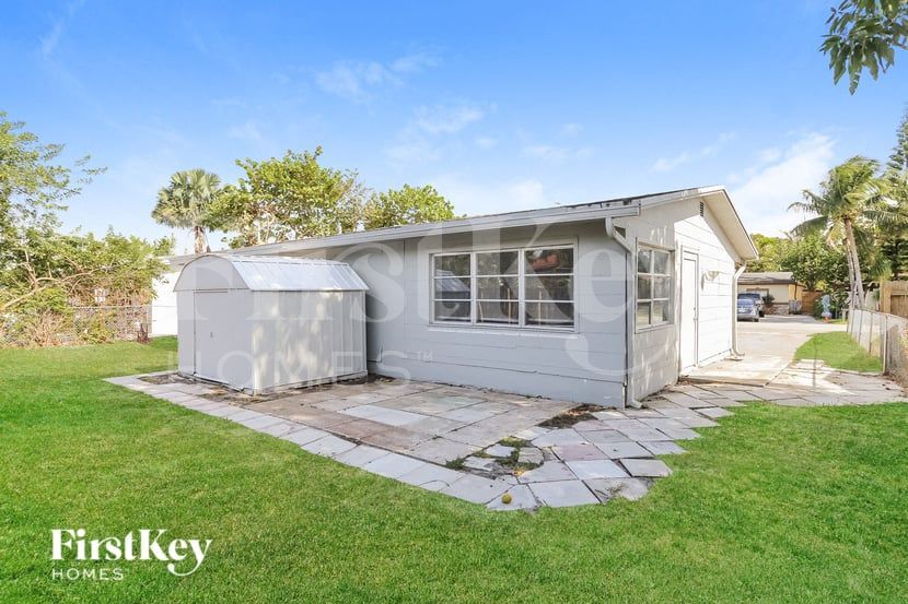 Building Photo - 1425 NE 29th St