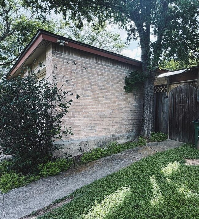 Building Photo - 9906 Hundred Oaks Cir