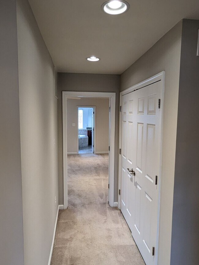 Building Photo - Gorgeous 3 level townhouse in North Potoma...