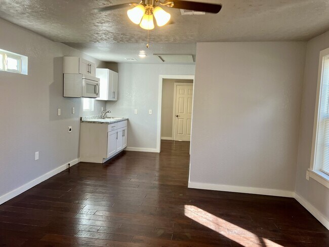 Building Photo - 904 N Peoria Ave