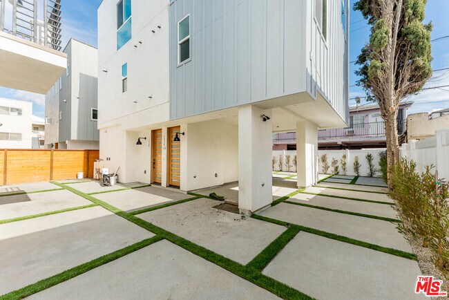Building Photo - 1236 Beachwood Dr