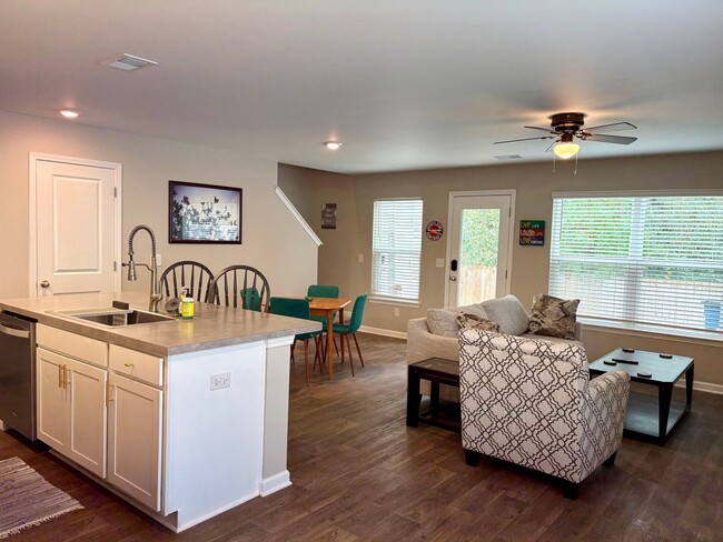 Building Photo - 194 Spencer Cir