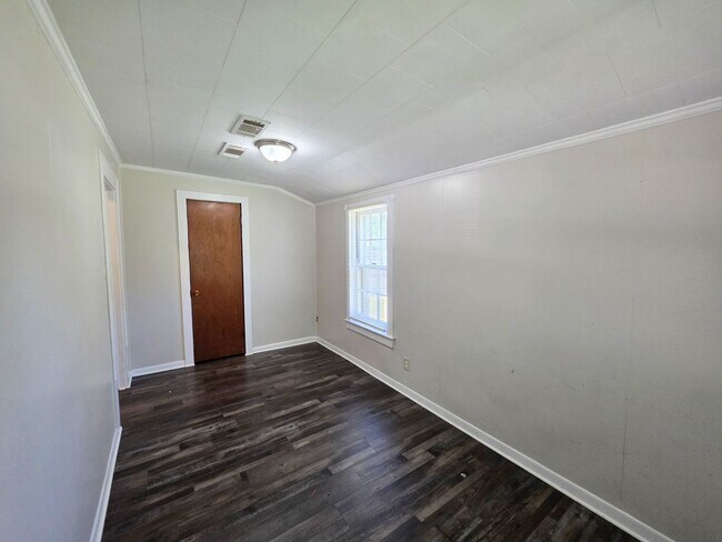 Building Photo - 3BR/1BA home with Bonus Room and large fenced back yard