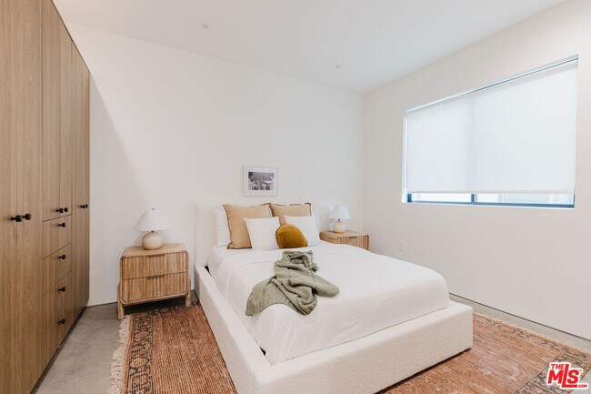 Building Photo - 2855 S Sycamore Ave