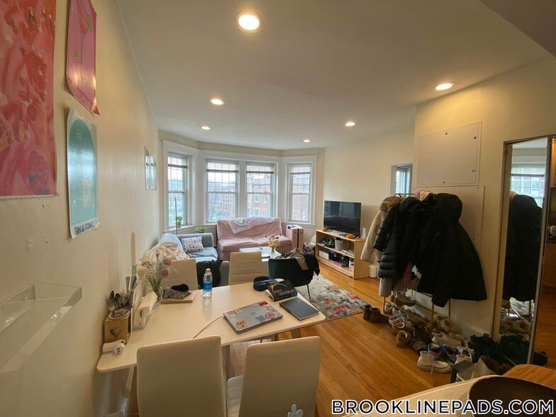 Building Photo - 69 Babcock St