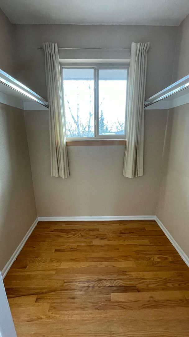 Building Photo - Spacious 4-Bedroom with Mountain Views & U...
