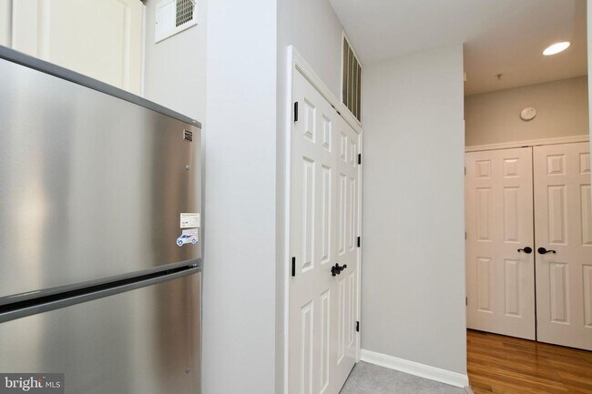 Building Photo - Charming & Pet-Friendly 1BR/1BA Condo in Alexandria’s Stonegate