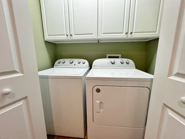 Building Photo - Spacious two-story island townhome in gate...