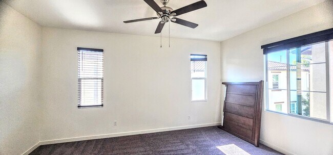 Building Photo - Gorgeous 4 Bedroom 4Bath Home With Solar a...