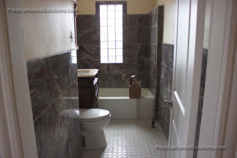 Building Photo - 120 Gladstone St