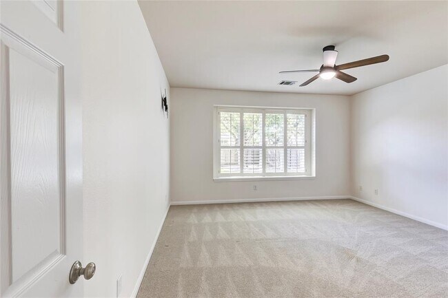 Building Photo - 15617 Pumpkin Ridge Dr