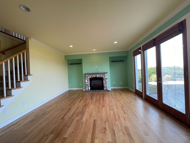 Building Photo - Spacious 5-Bedroom Home with Cascade & Val...