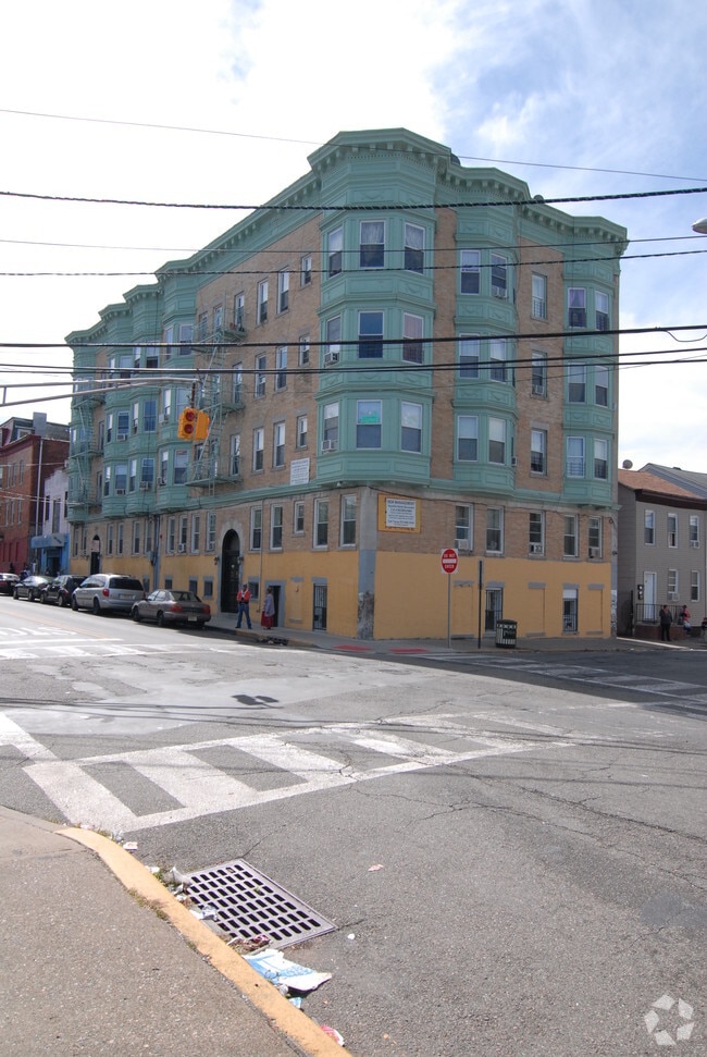 Building Photo - 332-334 Summer St