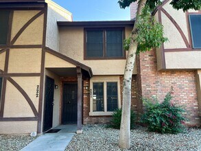 Building Photo - MOVE IN SPECIAL! Updated 2 Bed/2.5 Bath To...