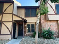Building Photo - MOVE IN SPECIAL! Updated 2 Bed/2.5 Bath To...