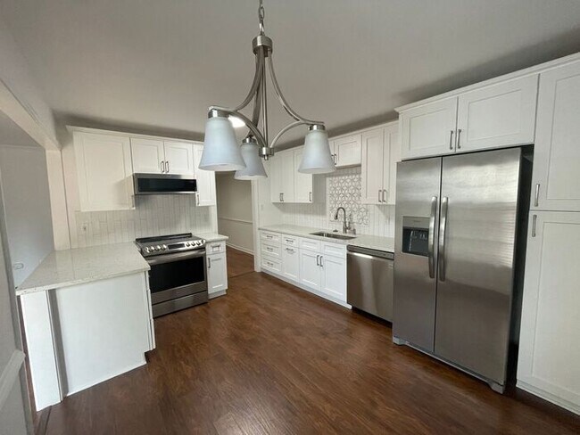 Building Photo - Beautiful 3-bedroom, 2.5 bath townhome in the highly desirable Governors Square subdivision.