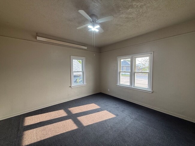 Building Photo - Pet Friendly, One Car Detached Garage, Own...