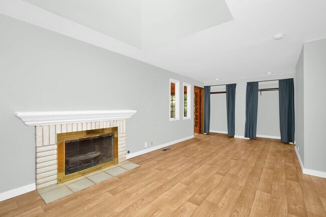 Building Photo - Cottage Lake RV Parking Garage/Shop Plus N...