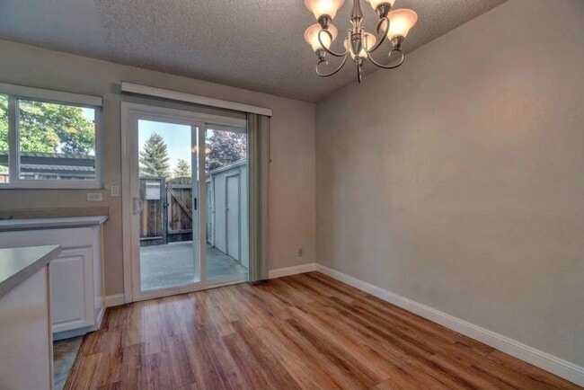 Building Photo - Modern 2-Bedroom Townhome in Peaceful Redwood Community