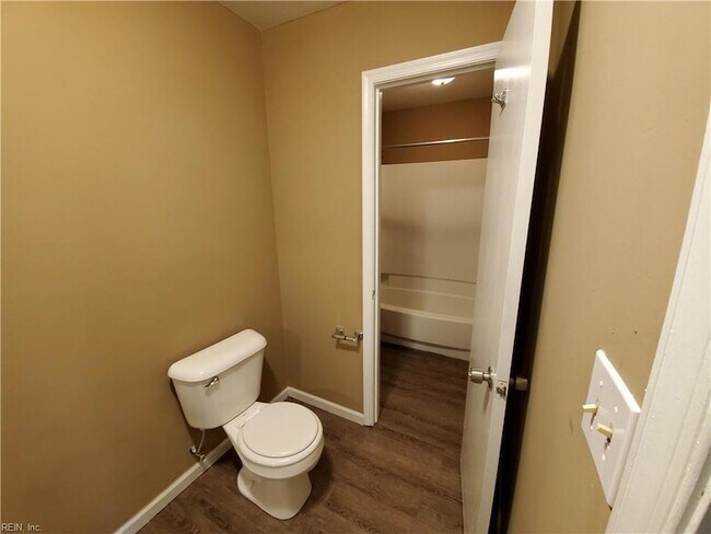 Building Photo - 1536 W 40th St