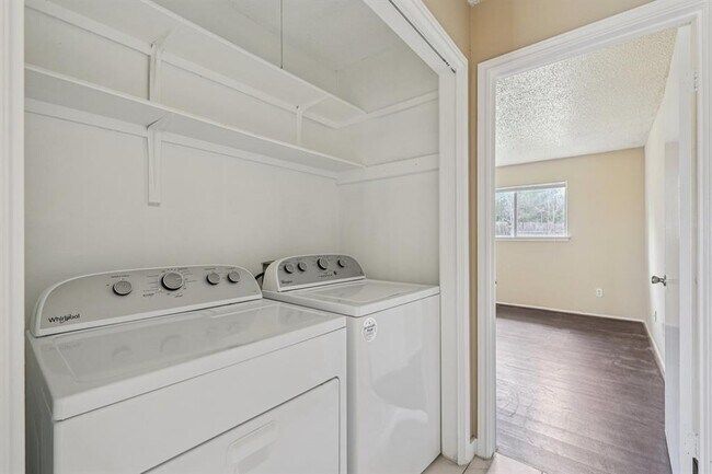 Building Photo - 4003 Stonebridge Dr