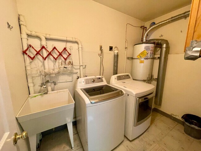 Building Photo - Spacious 3 Bedroom House