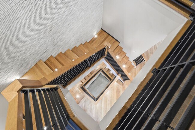 Building Photo - This exceptional West Market location is just steps from Reston Town Center, offering convenient ...