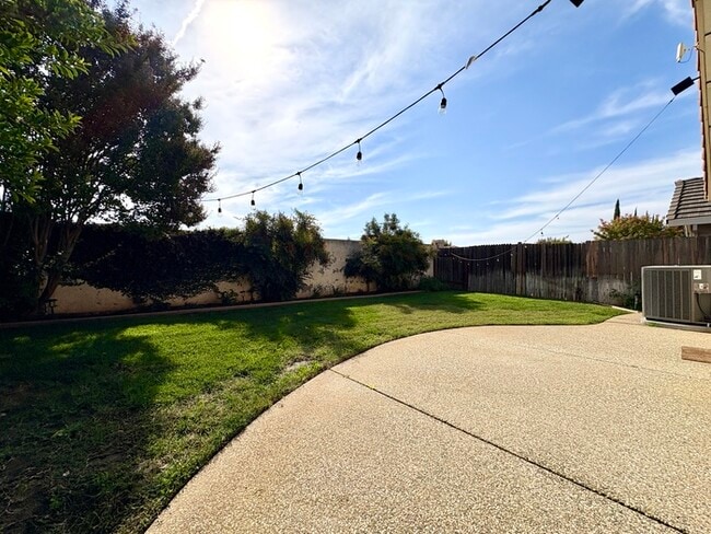 Building Photo - Beautiful 3 Bedroom 2 Bathroom Single Stor...