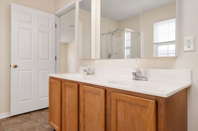 Building Photo - Beautiful End-Unit Townhome for Rent