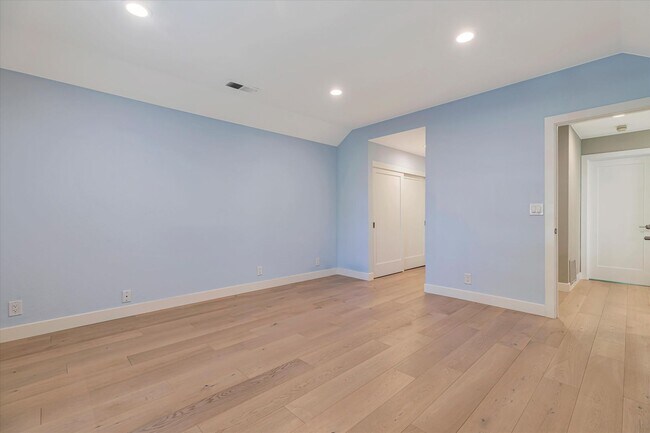 Building Photo - Hamilton Place Townhome