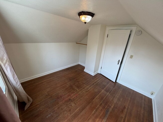 Building Photo - Charming 3 Bedroom with a Large Fenced Yard!