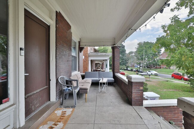 Building Photo - 205 E 14th Ave