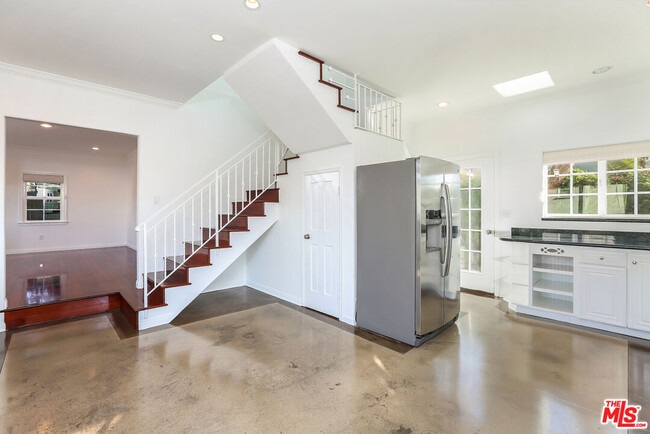 Building Photo - 252 Hampton Dr