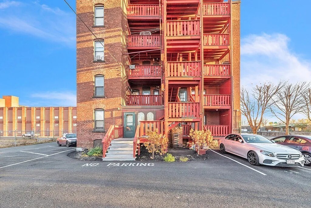 Building Photo - 649 S Summer St