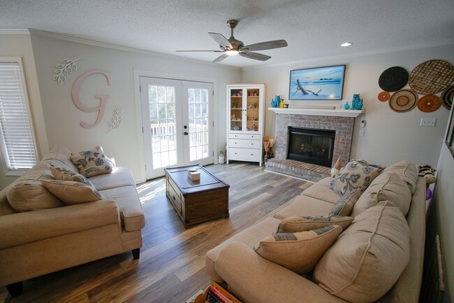 Building Photo - 218 English Walnut Dr