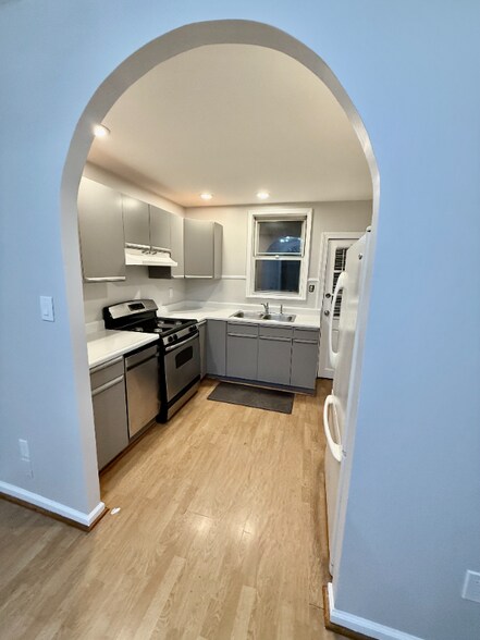 Building Photo - 2628 E Somerset St