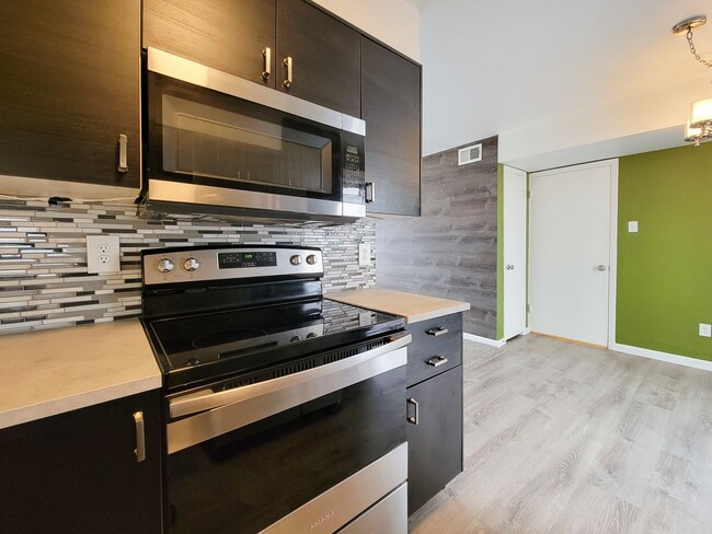 Building Photo - Completely renovated in the heart of Montrose. Spacious 1 bedroom 1 bath condo, upstairs corner u...