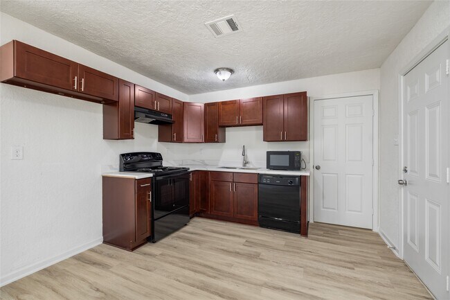 Building Photo - 5915 Beldart St