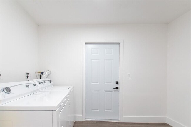 Building Photo - 2921 NW 25th St