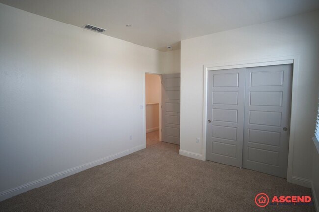 Building Photo - 4 Bedroom House in Gossamer Grove!