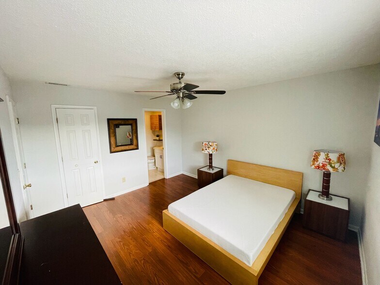 Building Photo - 4613 Bayshore Dr